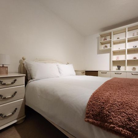 Elmdon House With 4 Spacious Bedrooms To Choose Birmingham Eksteriør bilde