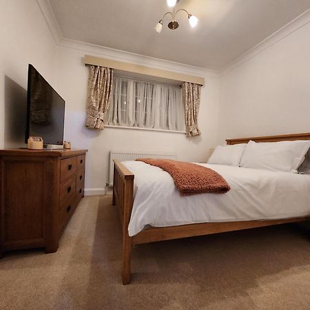 Elmdon House With 4 Spacious Bedrooms To Choose Birmingham Eksteriør bilde