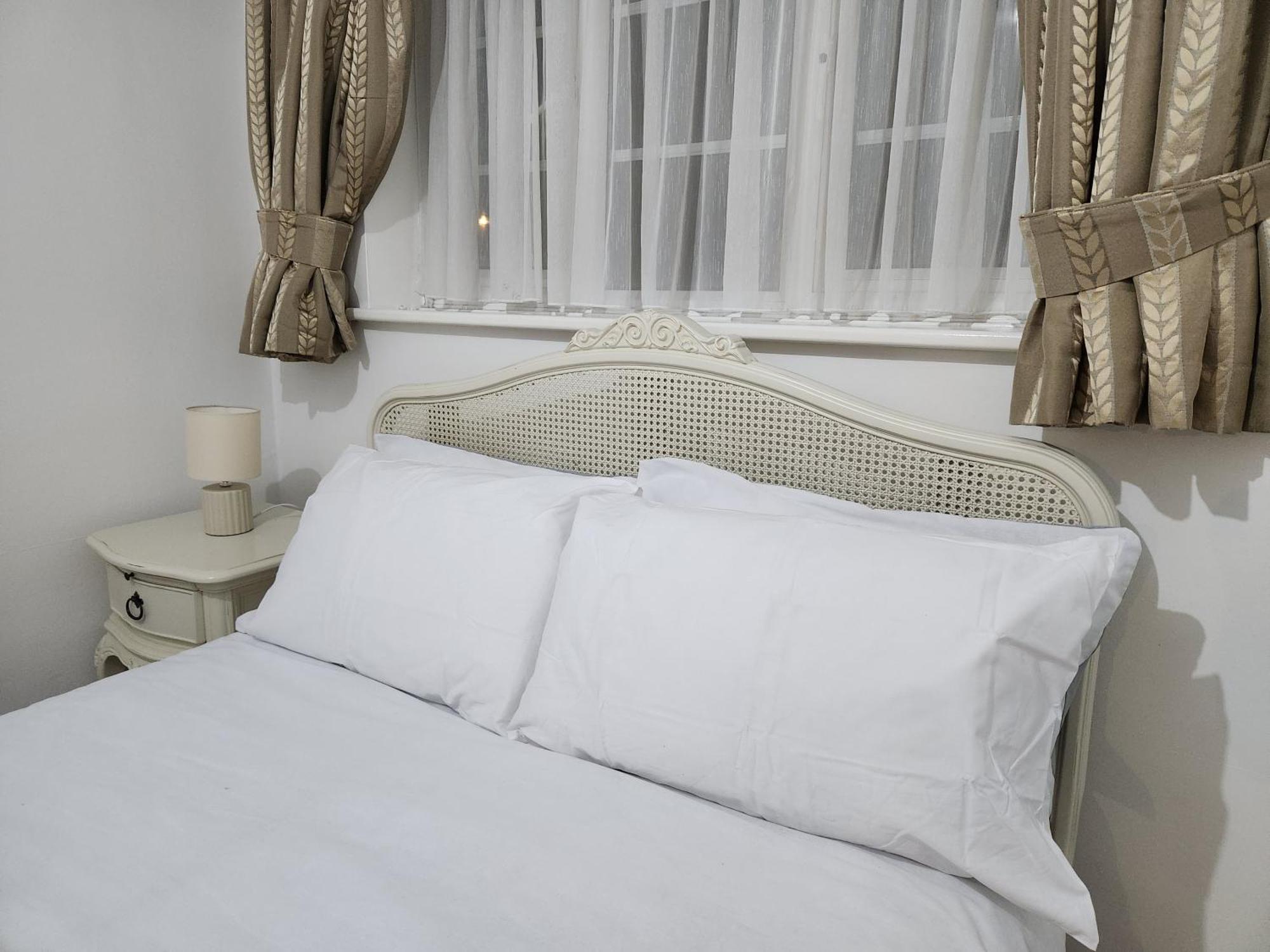 Elmdon House With 4 Spacious Bedrooms To Choose Birmingham Eksteriør bilde