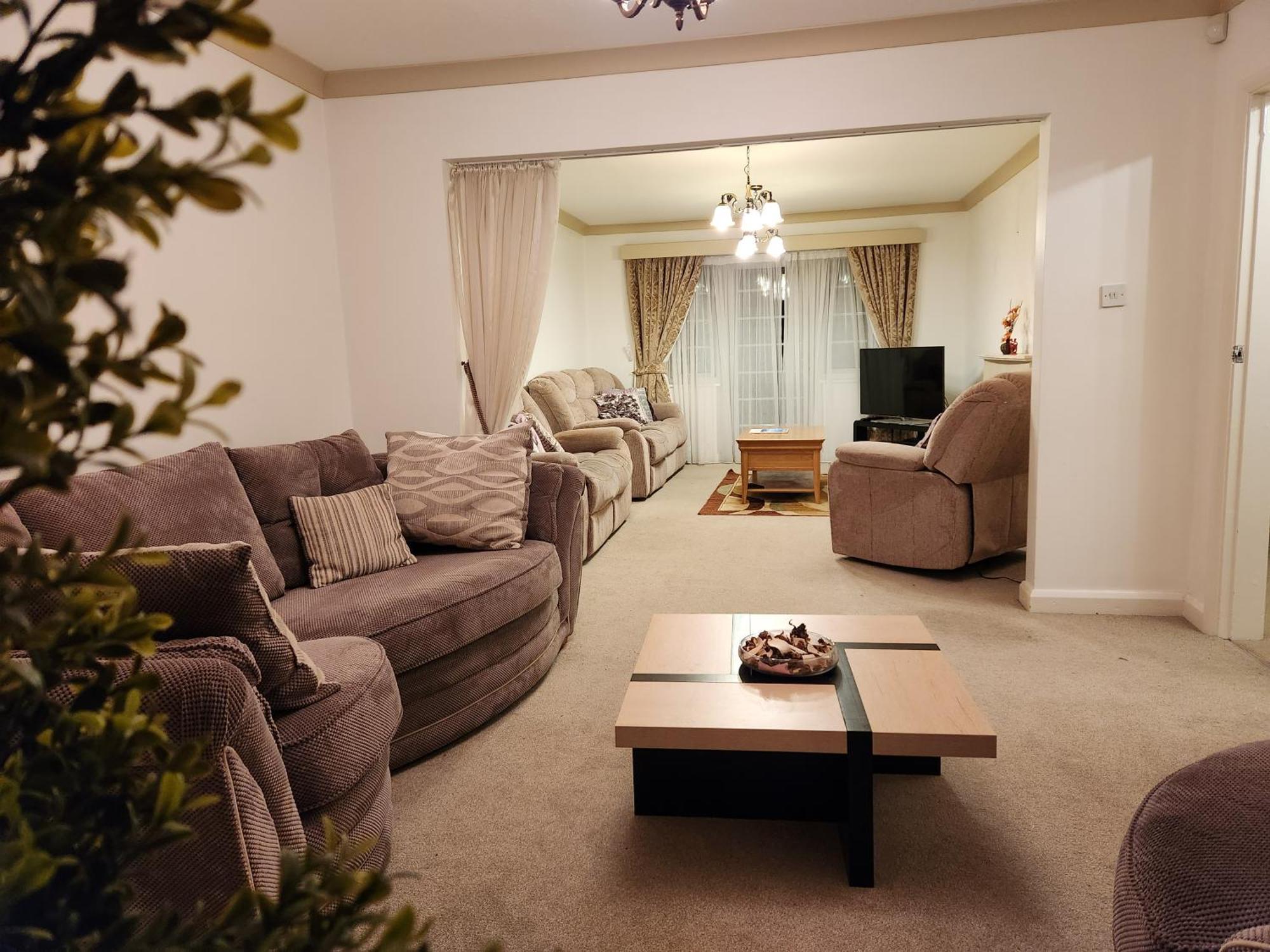 Elmdon House With 4 Spacious Bedrooms To Choose Birmingham Eksteriør bilde