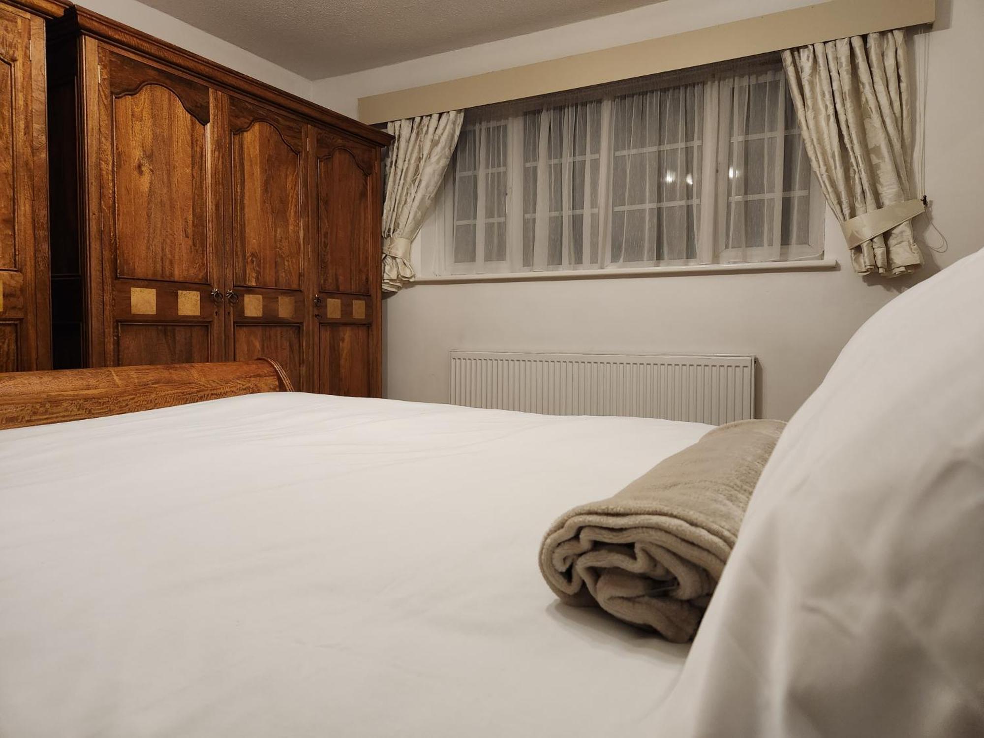 Elmdon House With 4 Spacious Bedrooms To Choose Birmingham Eksteriør bilde