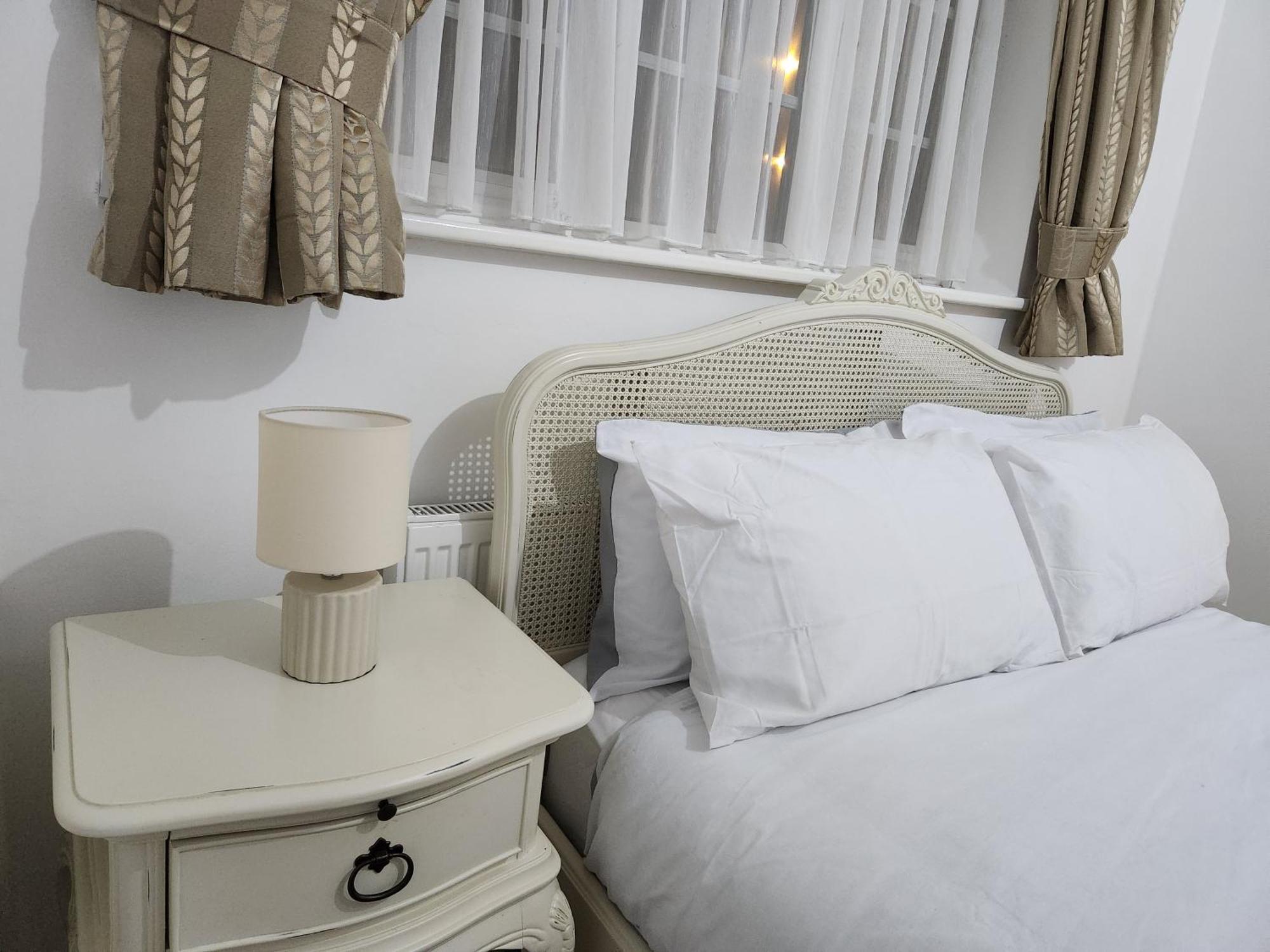 Elmdon House With 4 Spacious Bedrooms To Choose Birmingham Eksteriør bilde