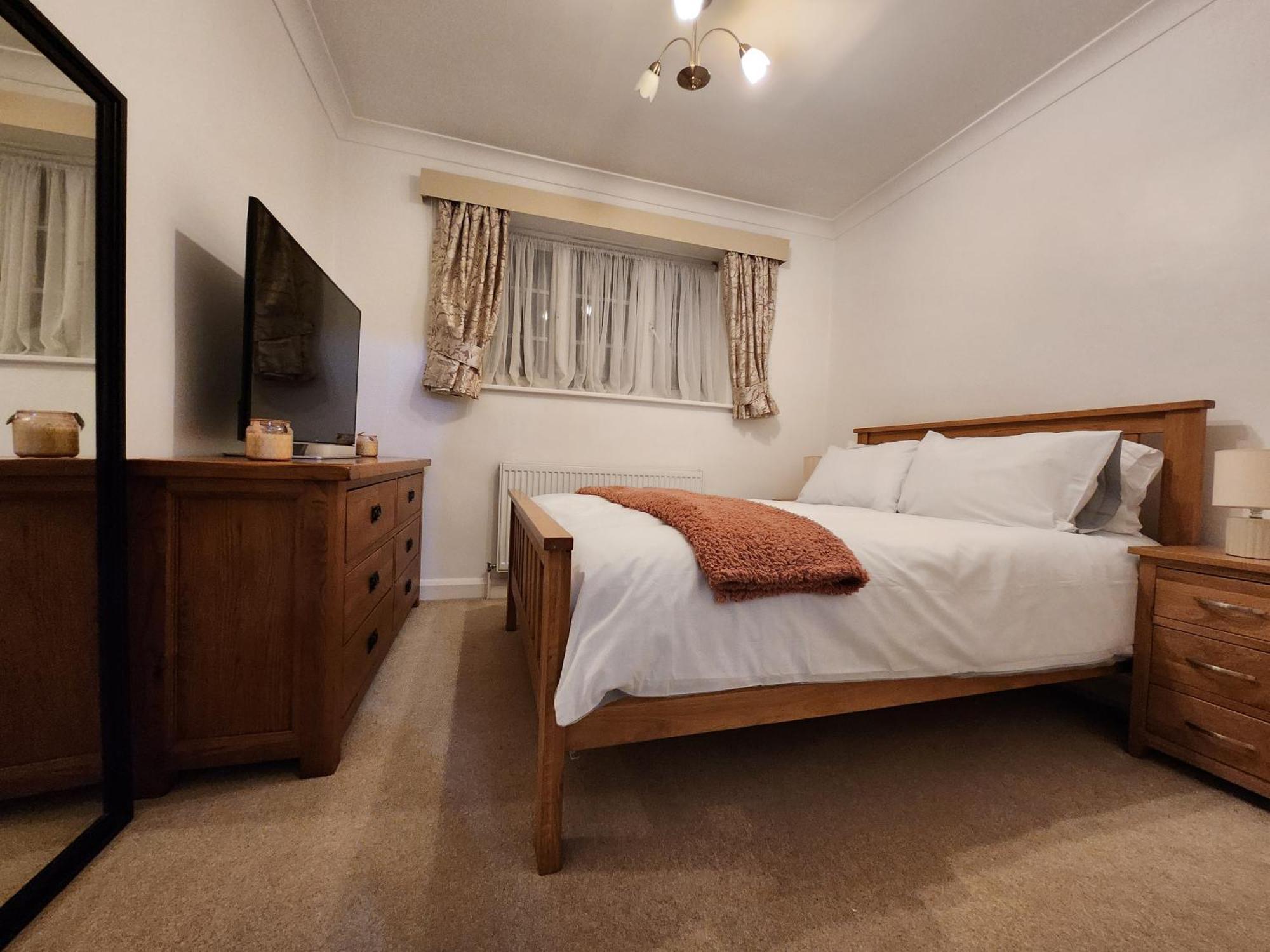 Elmdon House With 4 Spacious Bedrooms To Choose Birmingham Eksteriør bilde