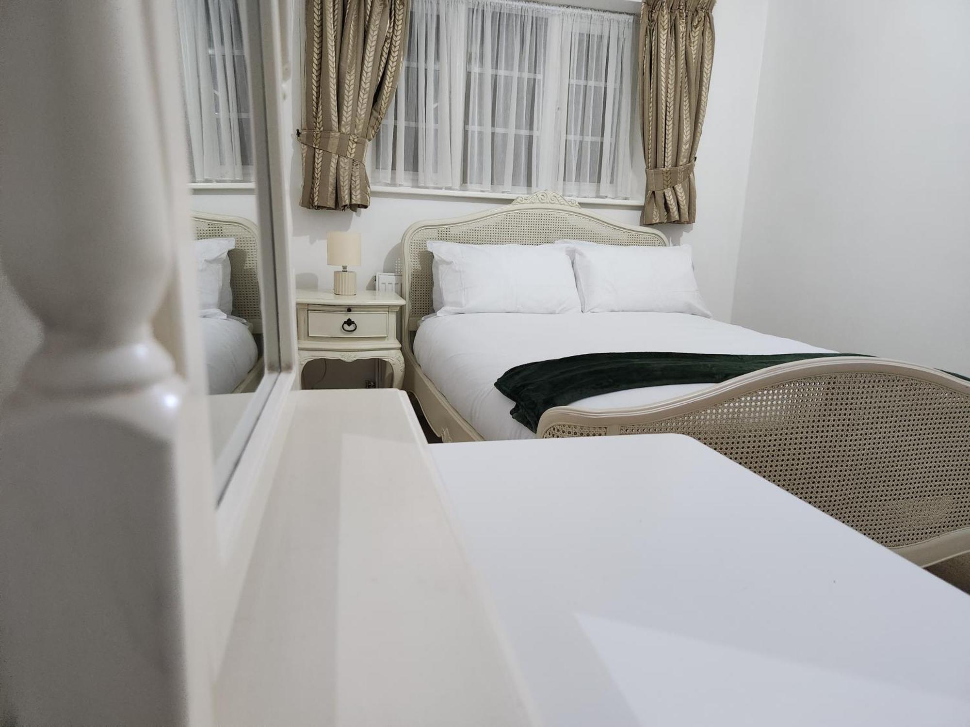 Elmdon House With 4 Spacious Bedrooms To Choose Birmingham Eksteriør bilde